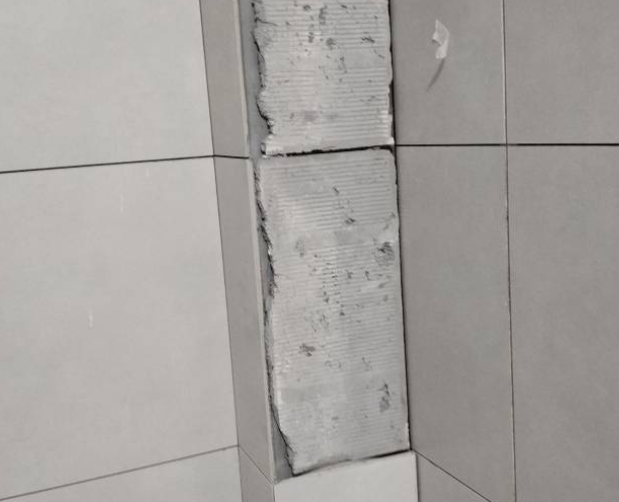 建德瓷砖空鼓维修公司分享下瓷砖施工前基层浇水润湿程度不足，可能导致以下问题