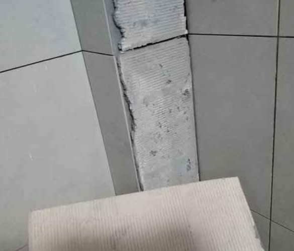 建德瓷砖空鼓维修公司分享下厨房瓷砖脱落的补救措施。